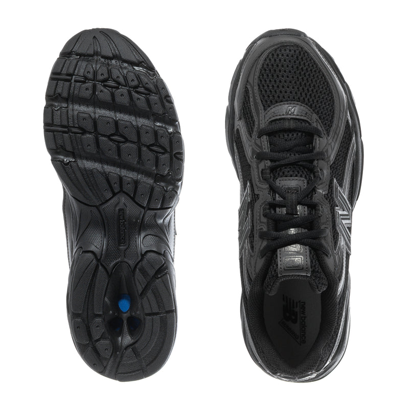 Black running sneakers, treaded outsole and padded tongue with laces
