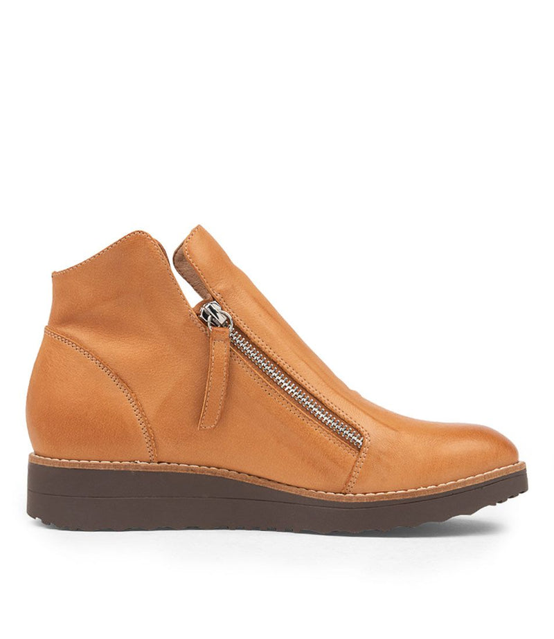 Women's Django & Juliette Ohmy in Dark Tan. Sku: DJ16318TRZLE